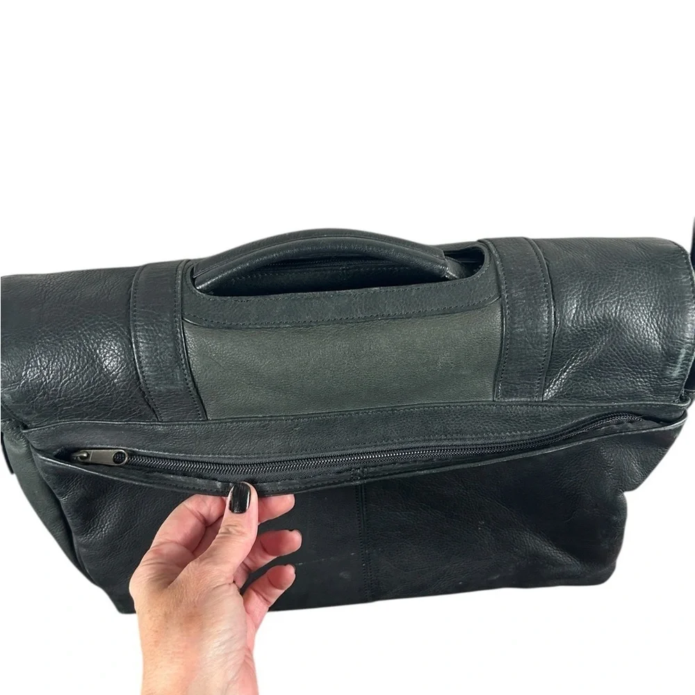 Wilson’s Leather Vintage Black Leather Messenger Bag